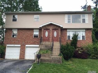18 Alex Ln APT A, Glen Cove, NY 11542