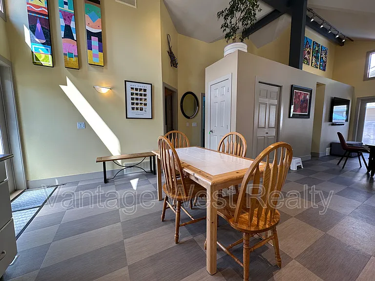 690 Kingsway Ave — Photo 8