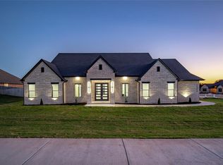 132 W Lynn Court Dr, Mustang, OK 73064