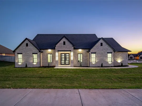 132 W Lynn Court Dr, Mustang, OK 73064