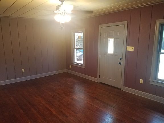 3rd image of 818 Ivy Ave