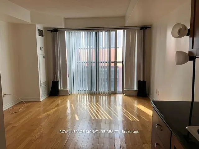 270 Wellington St W #1022 — Photo 9