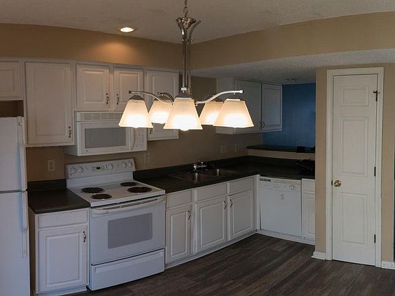 3rd image of 870 E Sherwood Hills Dr