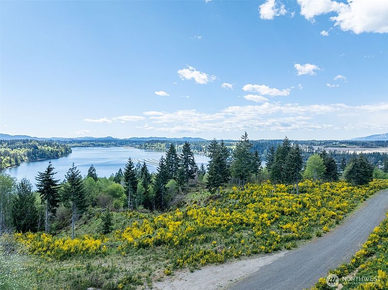 4th image of 410 E Lone Fir Drive