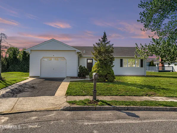 5 Gramercy Court, Toms River, NJ 08757