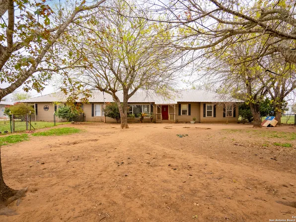 732 State Highway 132 N, Natalia, TX 78059