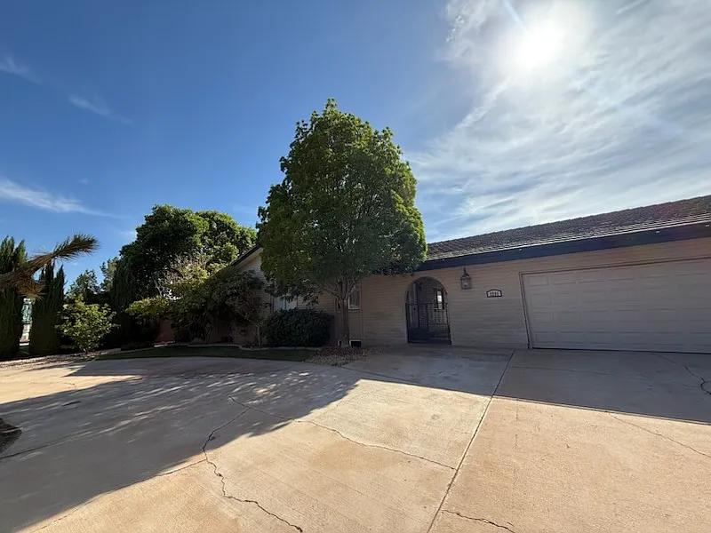 7 bed, 3800 sqft, $2,800 — Photo 1
