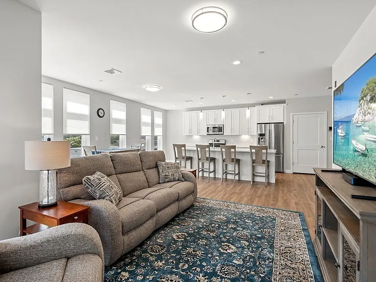 642 Main St #301 — Photo 10