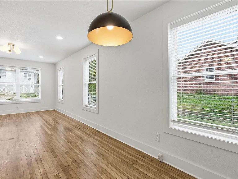 421 E Jennings St — Photo 16