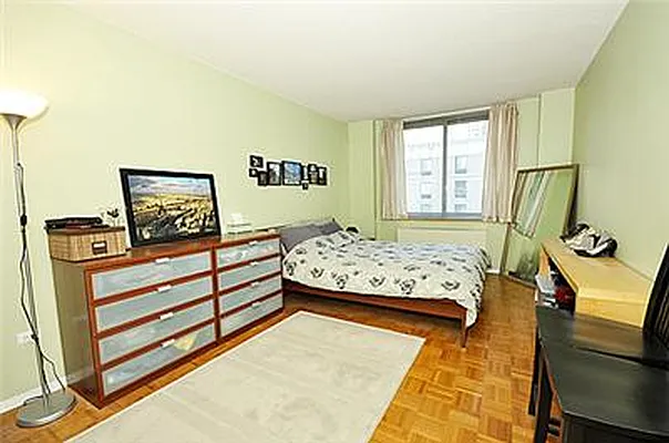 Sold by R New York | media 14