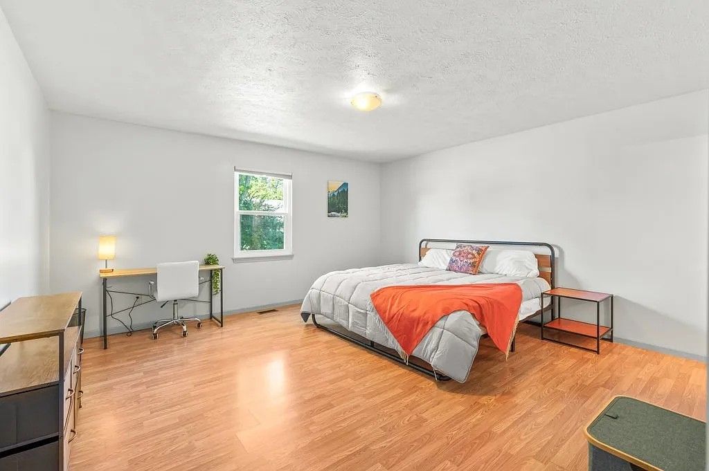 Franciscan Health Stay: Furnished 3-Bedroom with Garage, Pets Welcome — Photo 4