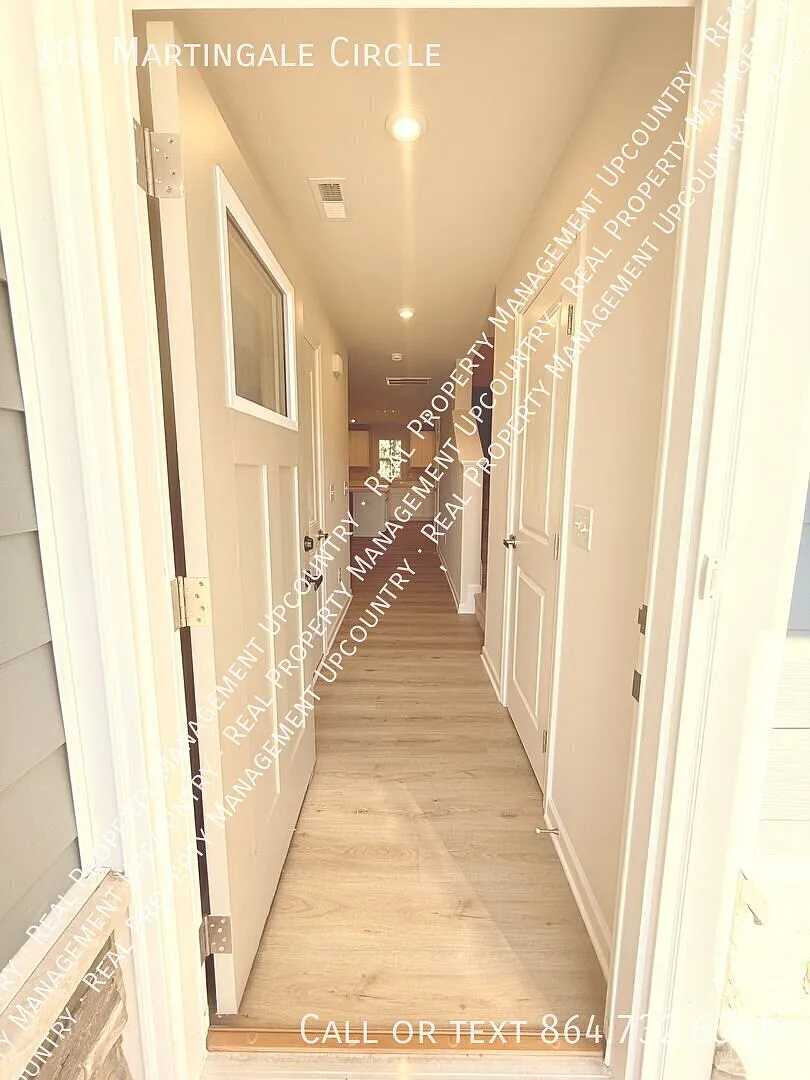 Fresh Townhome with Pool — Photo 2