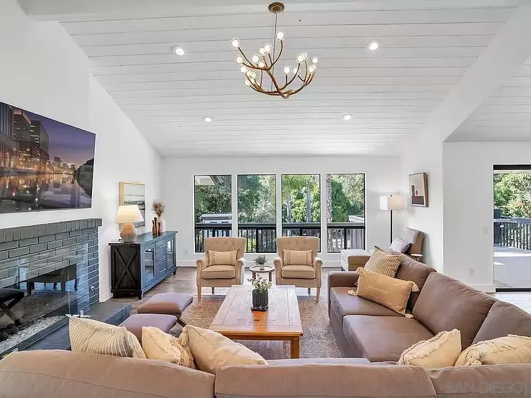 3550 Laketree Dr — Photo 2