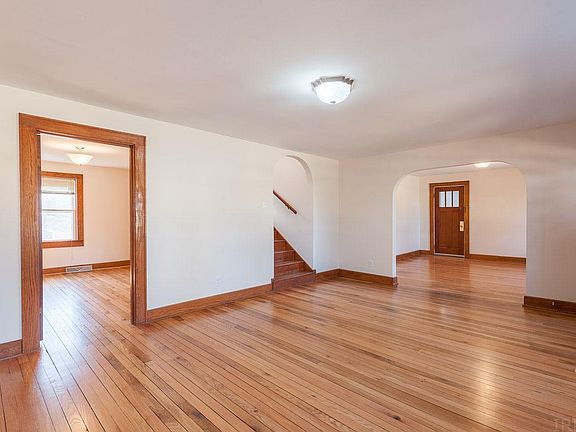 5th image of 907 S Sheridan Dr