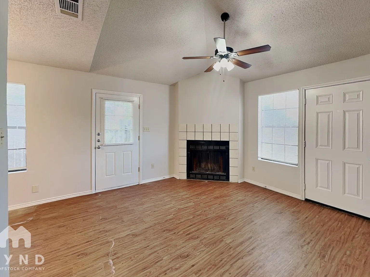 2214 Creekside Ln — Photo 3