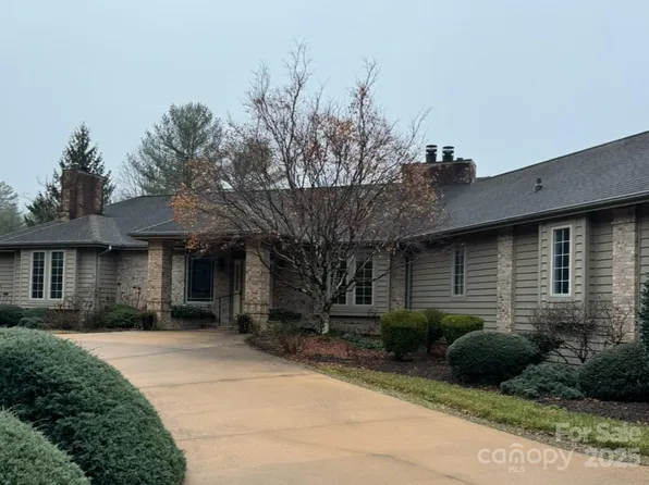 63 Oak Gate Dr, Hendersonville, NC 28739