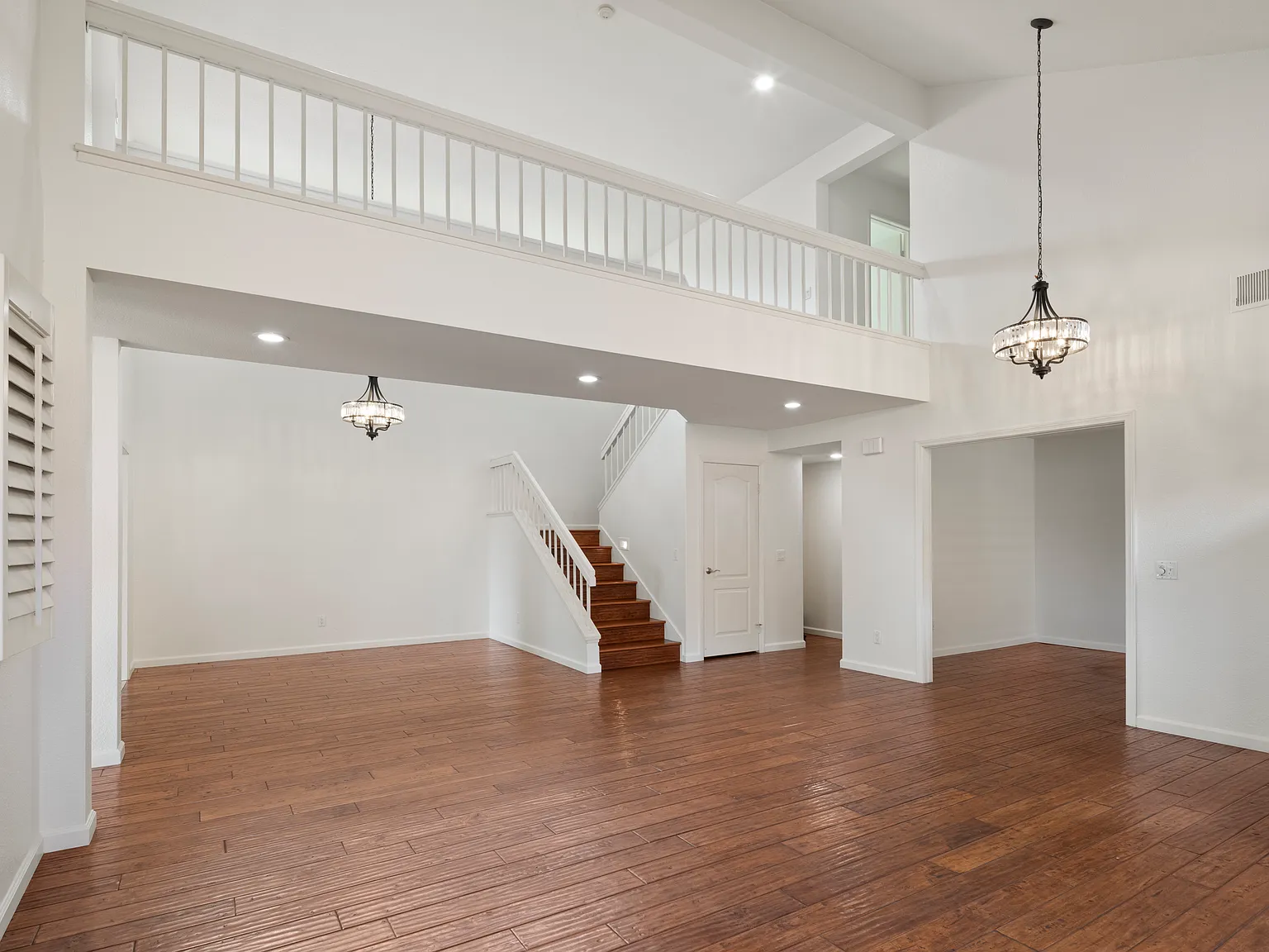 4 bed, 2366 sqft, $4,995 — Photo 2