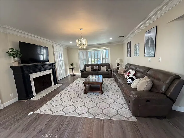 113 N Doheny Dr — Photo 2