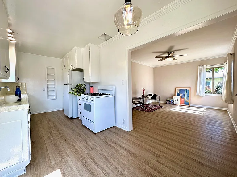 2125 Stewart St — Photo 13