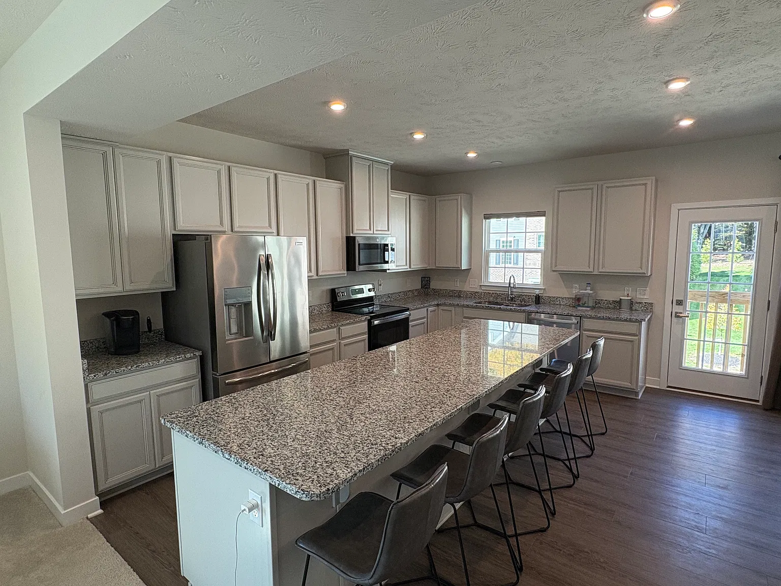 4 bed, 2.5 bath, 2298 sqft, $3,000 — Photo 2