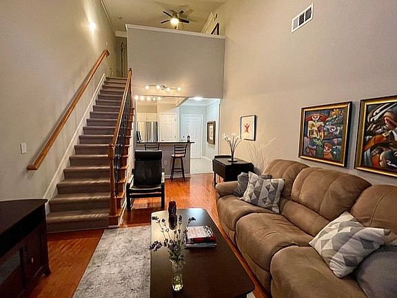 Breakfast Bar/Dining Area
