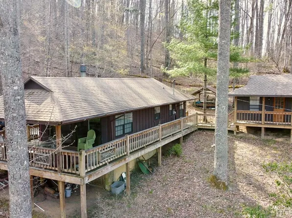 402 N Norton Rd, Glenville, NC 28736