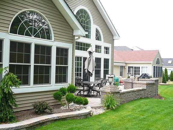 Patio w/built in grill