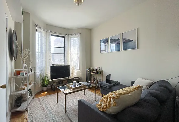 Rented by Kahen Properties | media 4