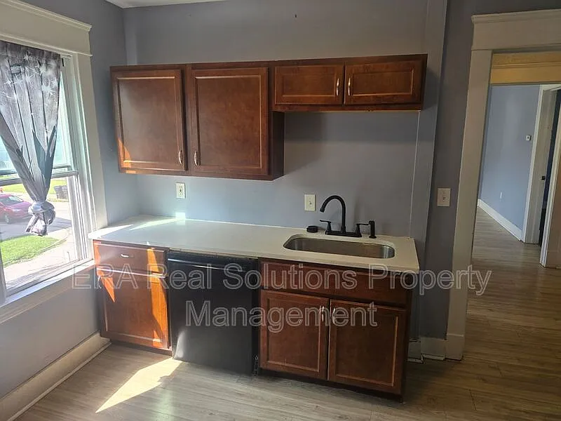 3 bed, 1.0 bath, 1113 sqft, $1,200 — Photo 2