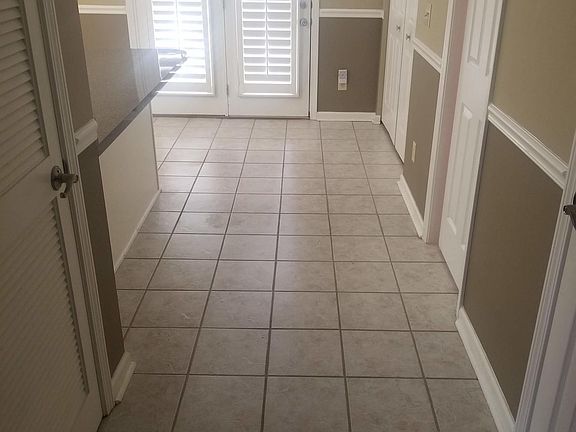 Hall to Kitchen / 0.5 bathroom