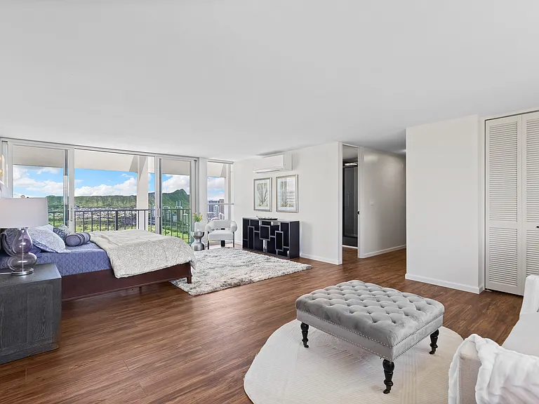 555 University Ave — Photo 23