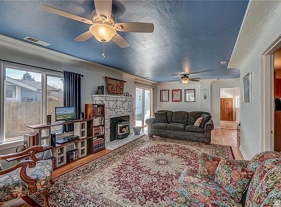 4th image of 724 5th Ave NW