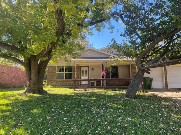 808 N Hughes St, Howe, TX 75459