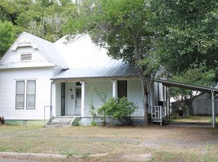 405 Gresham St, Smithville, TX 78957