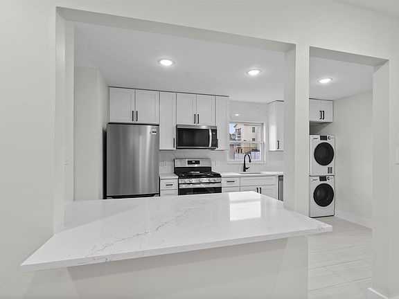 4th image of 238 Terrace Ave Floor 2