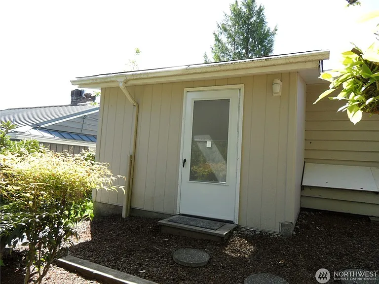 10210 NE 23rd St — Photo 16