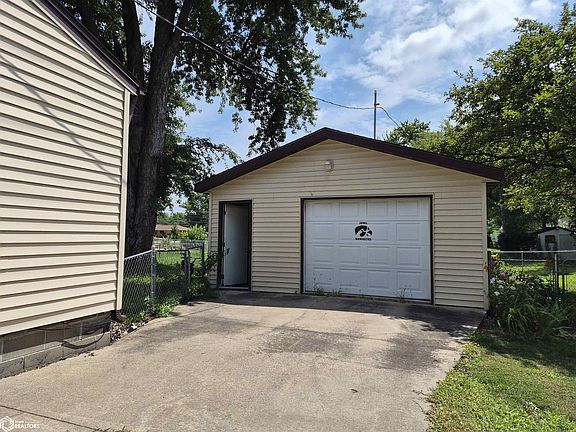 3rd image of 1530 Prairie St