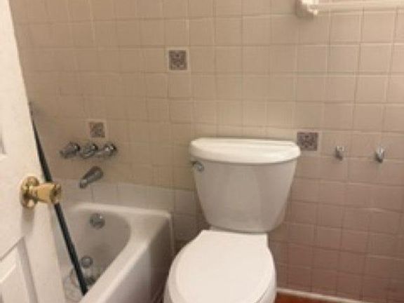 5th image of 1044 Charlotte St
