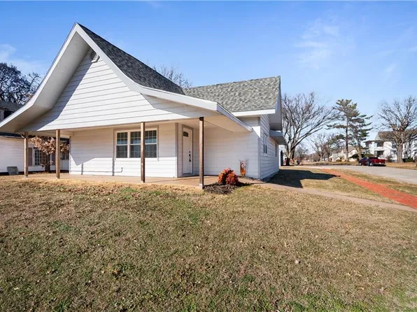 611 E 5th Ave, Caney, KS 67333