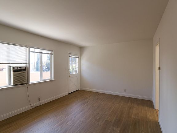 2nd image of 1904 W Glenoaks Blvd Unit 2