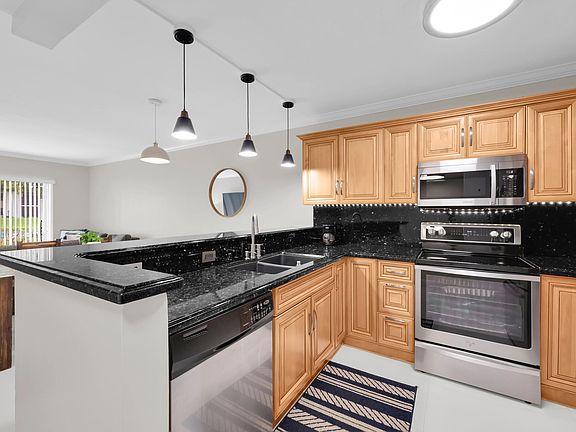 5th image of 899 SE 2nd Avenue #120