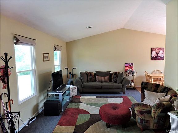 4th image of 965 Pleasant St