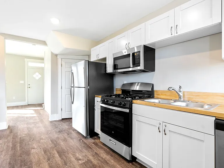329 Quincy Ave — Photo 9
