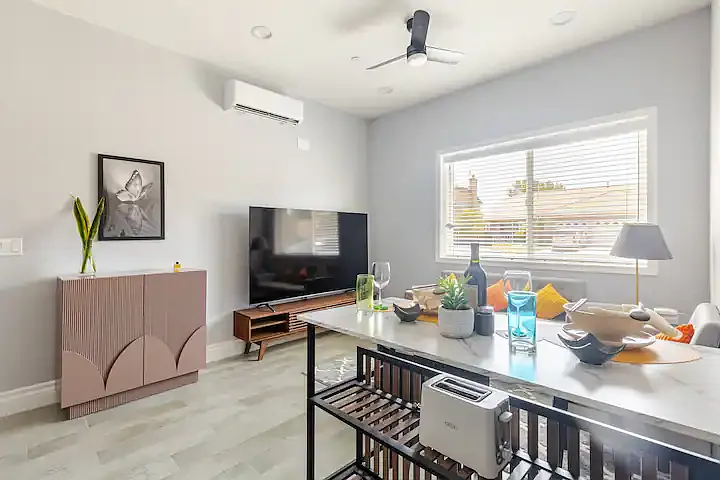 Bright furnished studio with queen bed and private entrance