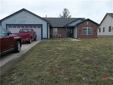 1024 Crimson King Pkwy photo 1