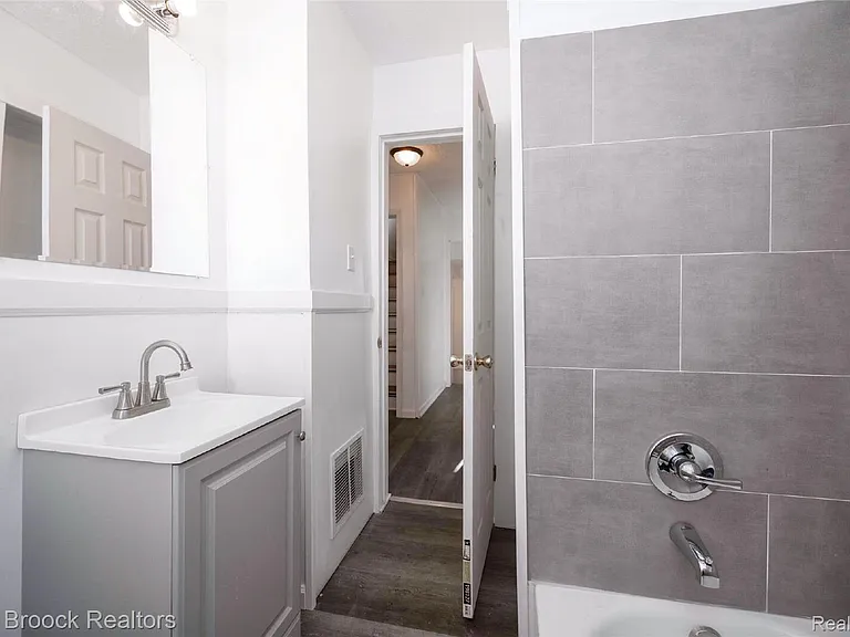 20059 Bloom St — Photo 10