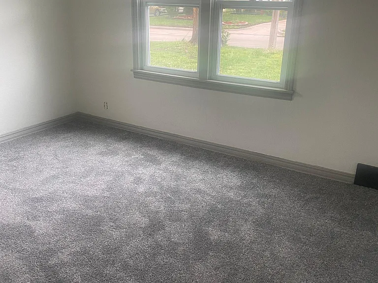 1832 N Minneapolis Ave — Photo 2