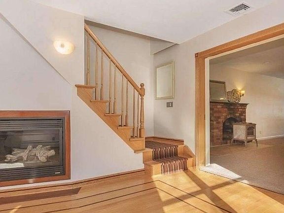 5th image of 90 Lincoln Dr