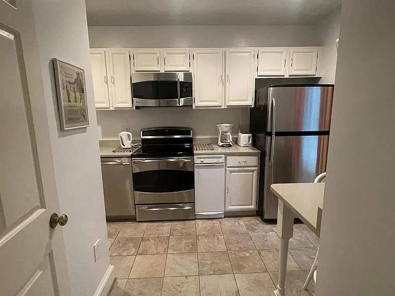 3221 Sutton Pl NW #B — Photo 9