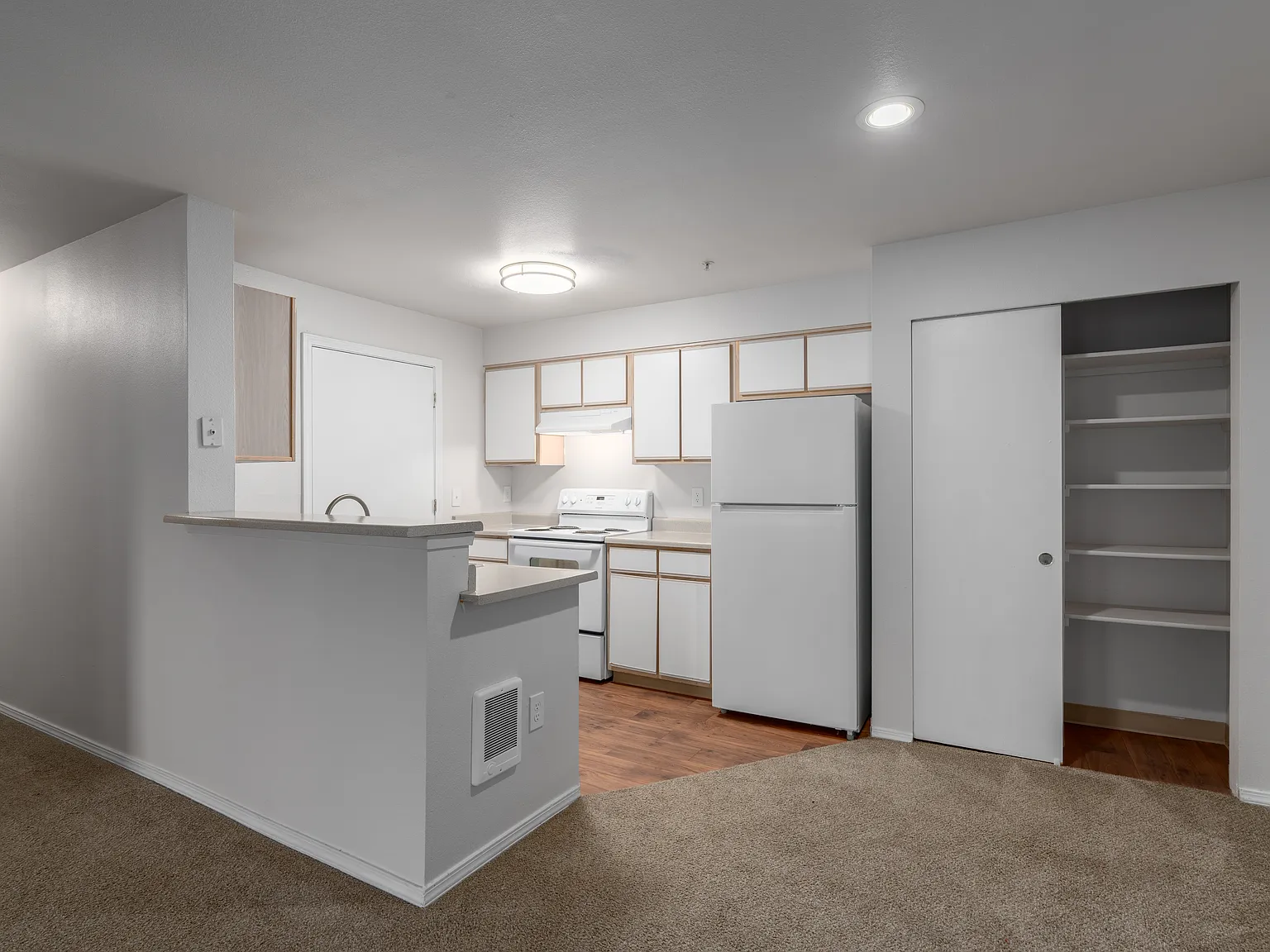 2 bed, 824 sqft, $1,755 — Photo 3